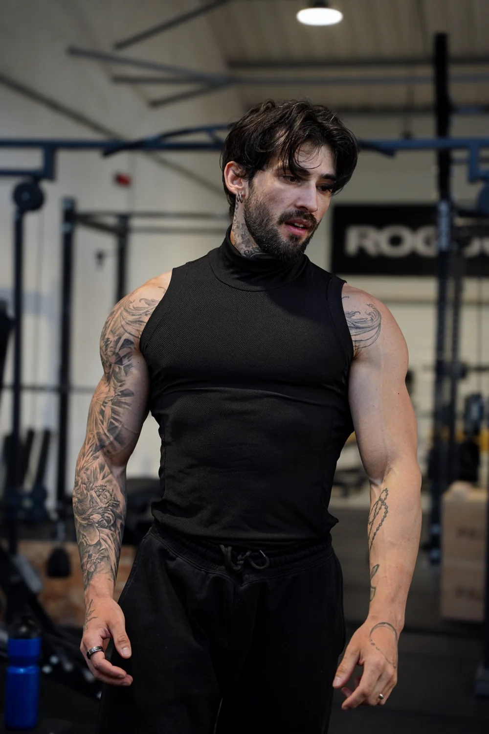 Stephen Ducroux en tenue noire dans sa salle d’entraînement