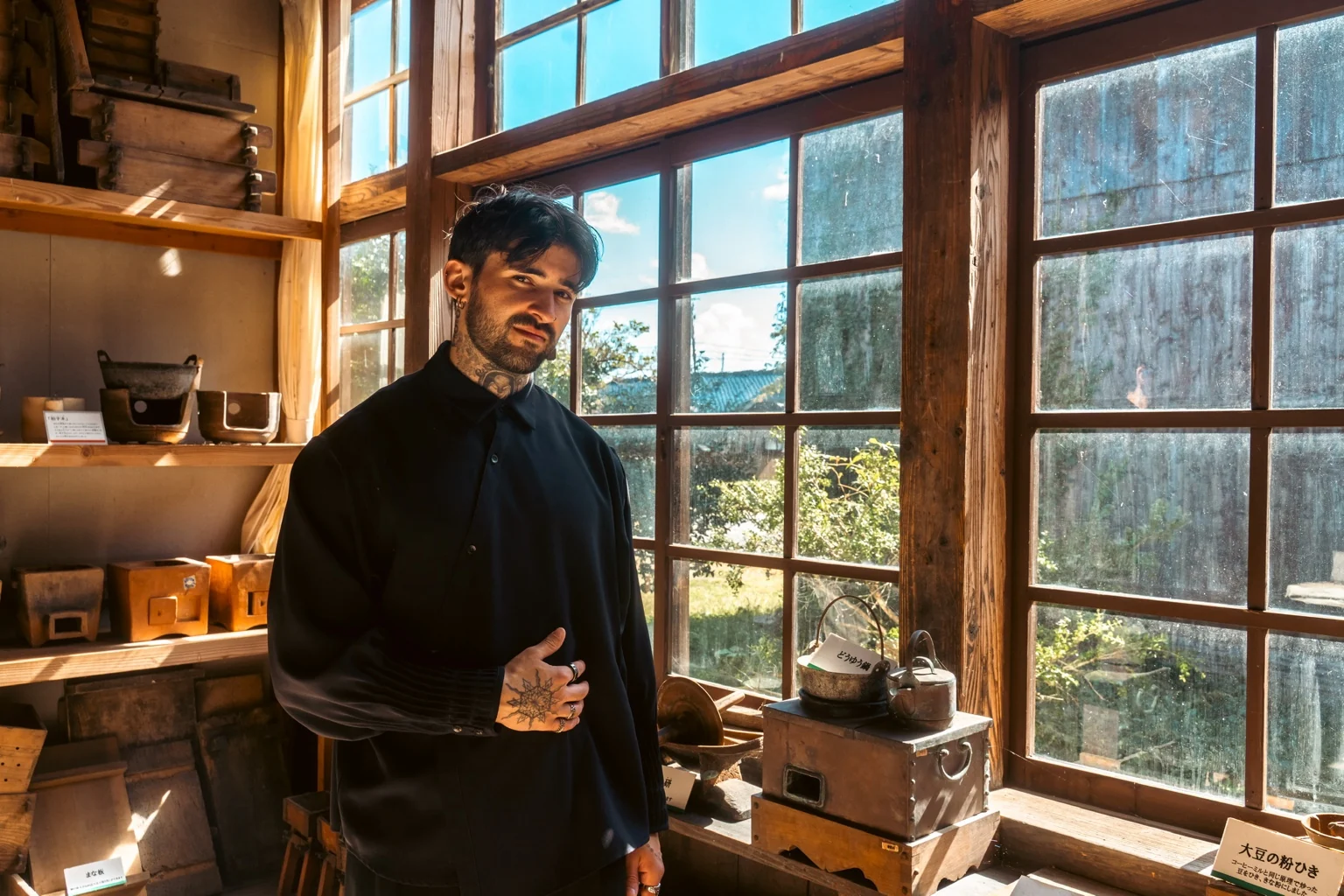Stephen en chemise noire près d’une grande fenêtre en bois, lors de son voyage au Japon